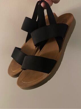 EUC Kelly & Katie Women’s Aria Flat Strappy Sandals Black and Tan Size 8